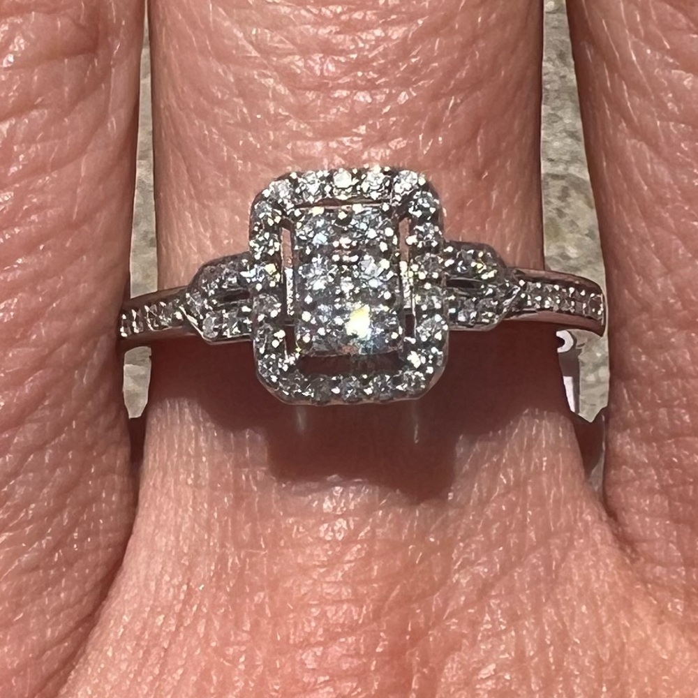 10k White Gold 1/4 Carat T.W. Diamond Engagement Ring size 7 2.8g